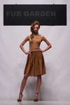 Alina Asievskaya. Desfile de Fur Garden — Belarus Fashion Week SS 2012 (looks: vestido de punto bronce, sandalias de tacón negras)