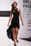 Показ Fur Garden — Belarus Fashion Week SS 2012 (наряди й образи: трикотажна чорна коктейльна сукня, чорні босоніжки)