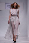 Desfile de Natasha TSU RAN — Belarus Fashion Week SS 2012 (looks: vestido de noche blanco)