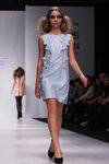 Victoria Babskaya. Desfile de Natasha TSU RAN — Belarus Fashion Week SS 2012 (looks: vestido azul claro corto, zapatos de tacón negros)