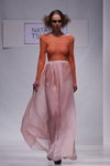 Desfile de Natasha TSU RAN — Belarus Fashion Week SS 2012 (looks: body de rayas coral transparente, maxi falda rosa transparente)