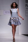 Modenschau von Natasha TSU RAN — Belarus Fashion Week SS 2012 (Looks: himmelblaues Mini Cocktailkleid, schwarze Sandaletten)