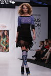 Alina Asijewska. Pokaz REPTILIA — Belarus Fashion Week SS 2012 (ubrania i obraz: pulower dzianinowy, spódnica czarna, pończochy błękitne, botki damskie czarne)
