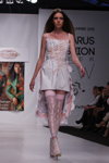 Desfile de REPTILIA — Belarus Fashion Week SS 2012 (looks: medias rosas, vestido blanco corto)