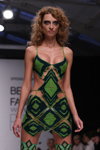 Аліна Асіївська. Показ REPTILIA — Belarus Fashion Week SS 2012 (наряди й образи: зелені панчохи, зелена туніка)
