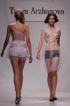 Pokaz Tanya Arzhanova — Belarus Fashion Week SS 2012 (ubrania i obraz: cienkie rajstopy cieliste, szorty białe przejrzyste, sukienka biała przejrzysta, półbuty czarne)