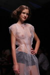 Desfile de Tanya Arzhanova — Belarus Fashion Week SS 2012 (looks: vestido blanco transparente, braga negra)