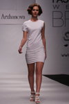 Desfile de Tanya Arzhanova — Belarus Fashion Week SS 2012 (looks: vestido blanco corto, sandalias de tacón blancas)