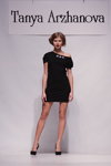 Aksana Sauko. Pokaz Tanya Arzhanova — Belarus Fashion Week SS 2012 (ubrania i obraz: półbuty czarne, sukienka mini czarna obcisła)