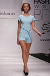 Victoria Babskaya. Desfile de Tanya Arzhanova — Belarus Fashion Week SS 2012 (looks: mono azul claro, zapatos de tacón negros)