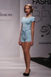Victoria Babskaya. Desfile de Tanya Arzhanova — Belarus Fashion Week SS 2012 (looks: mono azul claro, sandalias de tacón negras)