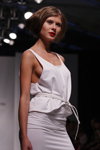 Aksana Sauko. Desfile de Tanya Arzhanova — Belarus Fashion Week SS 2012 (looks: top blanco, cinturón blanco, falda blanca)