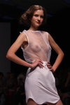 Desfile de Tanya Arzhanova — Belarus Fashion Week SS 2012 (looks: top blanco transparente, falda blanca corta)