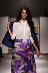 Ekskluzywny pokaz Białoruskiego Centrum Mody SS2012 (ubrania i obraz: bluzka biała, żakiet niebieski, spódnica wielokolorowa)