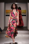 Ekskluzywny pokaz Białoruskiego Centrum Mody SS2012 (ubrania i obraz: sukienka kwiecista wielokolorowa)