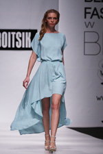 BOITSIK. Belarus Fashion Week SS 2012 (Looks: himmelblaues Kleid; Person: Nadya Polevechko)