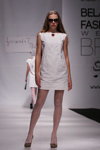 Belarus Fashion Week SS 2012 (ubrania i obraz: sukienka mini biała, cienkie rajstopy białe)