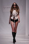 Belarus Fashion Week SS 2012 (Looks: weiße Weste, schwarzer Slip, schwarze Stiefel, Sonnenbrille)