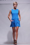 Belarus Fashion Week SS 2012 (ubrania i obraz: sukienka mini błękitna, sandały czarne, krótka fryzura)