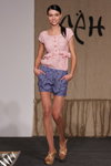 Modenschau. Linum day 2011 (Looks: rosanes Top, blaue Shorts, hautfarbene Sandaletten, hautfarbene transparente Strumpfhose)