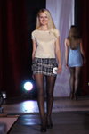 DзiKaVaTa 2011 (ubrania i obraz: top biały, spódnica w kratę mini szara, rajstopy czarne, półbuty czarne, blond (kolor włosów))