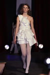 DзiKaVaTa 2011 (ubrania i obraz: suknia koktajlowa biała, cienkie rajstopy białe, półbuty czarne)