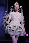 DзiKaVaTa 2011 (Looks: weiße transparente Strumpfhose, weißes transparentes Kleid)