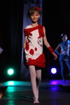 DзiKaVaTa 2011 (Looks: weiße transparente Strumpfhose, rot-weißes Kleid)