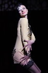 DзiKaVaTa 2011 (наряды и образы: чёрные чулки с кружевной резинкой, бежевое платье мини)
