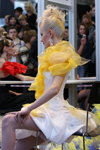 Выставка индустрии красоты и здоровья "Интерстиль 2011" (наряды и образы: блонд (цвет волос), белое свадебное платье, белые чулки в сетку)