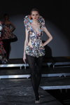 XII Festiwal sztuki współczesnej i awangardowej mody "Mamut 2011" (ubrania i obraz: rajstopy czarne, sukienka wielokolorowa)