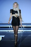 Mamont 2011 (Looks: schwarzes Mini Guipure-Kleid, schwarze Strumpfhose, blonde Haare)