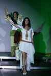 Maryna Kazeka. XII Festiwal sztuki współczesnej i awangardowej mody "Mamut 2011" (ubrania i obraz: sukienka biała)