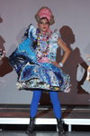 XII Фестиваль современного искусства и авангардной моды "Мамонт 2011" (наряды и образы: синие колготки, разноцветное платье)