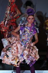 XII Festiwal sztuki współczesnej i awangardowej mody "Mamut 2011" (ubrania i obraz: sukienka wielokolorowa)