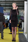 Mädchen — Motorshow 2011 (Looks: schwarzes Kleid, schwarze transparente Strumpfhose, schwarze Pumps, blonde Haare, Kurzhaarschnitt)