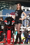 Olga Simakova. Mädchen — Motorshow 2011 (Looks: schwarzes Top, schwarze Shorts, schwarze Netzstrumpfhose, schwarze Stiefel)