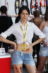 Mädchen — Motorshow 2011 (Looks: weiße Bluse, himmelblaue Jeans-Shorts)