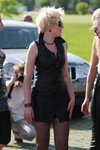 Parade of blondes 2011 (ubrania i obraz: skórzana sukienka mini bez rękawów czarna, blond (kolor włosów), pończochy z ażurową koronką czarne)