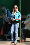 Moda en la calle en Minsk. 04/2011 (looks: , bolso negro, sandalias de tacón negras, vaquero azul claro, top negro, cazadora denim turquesa)