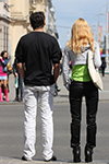 Moda en la calle en Minsk. 04/2011 (looks: camiseta negra, top de color lima, pantalón de piel negro, botines de tacón negros)