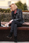 Moda en la calle en Minsk. 04/2011 (looks: botas negras, vaquero negro, cazadora de piel negra)