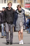Уличная мода в Минске. Весна 2011 (наряды и образы: коричневая куртка, серые брюки, серый кардиган, белые кеды, короткая стрижка)