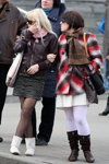 Уличная мода в Минске. Весна 2011 (наряды и образы: чёрные колготки, блонд (цвет волос), белые колготки, коричневый шарф)