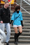 Moda en la calle en Minsk. 04/2011 (looks: chaqueta negra, vaquero azul claro, zapatos de tacón negros, americana azul claro, jersey negro, falda blanca corta, botas negras, pantis transparentes cueros)
