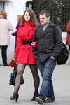 Moda en la calle en Minsk. 04/2011 (looks: chaqueta roja, pantis negros, botines de tacón negros, vaquero azul)