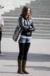 Moda uliczna w Mińsku. Wiosna 2011 (ubrania i obraz: jeansowe szorty błękitne, rajstopy czarne, kozaki w kolorze khaki, skórzana kurtka czarna)