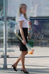 Moda uliczna w Mińsku. 05/2011 (ubrania i obraz: bluzka biała, spódnica ołówkowa czarna, szpilki czarne, blond (kolor włosów), okulary przeciwsłoneczne)