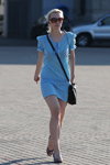 Straßenmode in Minsk. 05/2011 (Looks: himmelblaues Mini Kleid, schwarze Handtasche, blonde Haare)