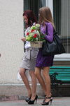 Moda en la calle en Minsk. 09/2011 (looks: falda gris, blusa blanca, zapatos de tacón negros, blusa violeta, falda violeta corta, zapatos de tacón negros, bolso negro)